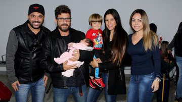 Deia Cypri e Edson recebem Hudson e família em aeroporto - Thiago Duran/AgNews