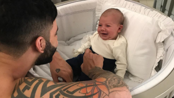 Gusttavo Lima encanta a web com foto do filho sorrindo - Reprodução Instagram