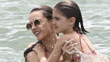 Alessandra Ambrósio curte dia de praia com a filha, Anja - AGNEWS