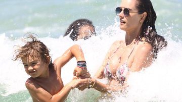 Alessandra Ambrósio curte praia com o filho Noah - Fotos: Agnews