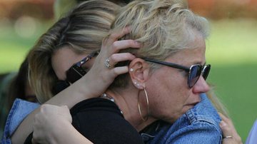 Emocionada, Xuxa Meneghel se despede sua mãe, Dona Alda - AgNews