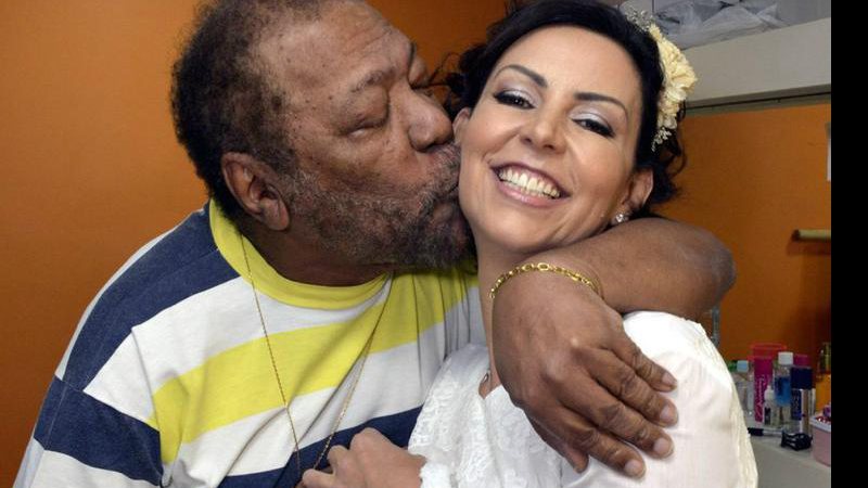 Martinho da Vila beijando o rosto de Cleo Ferreira - Cristina Granato/GMP Assessoria
