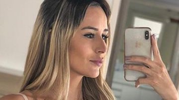 Ex-BBB Letícia Santiago posa exibindo barriguinha - Reprodução