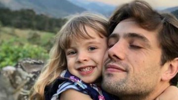 Mari Bridi flagra filha de 4 aninhos maquiando o papai, Rafael Cardoso - Reprodução Instagram