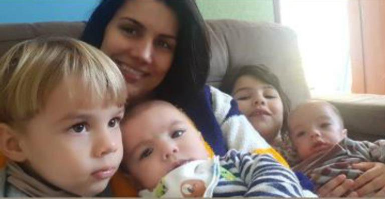Vice-Campeã do BBB 6, Mariana Felício mostra clique cuidando dos 4 filhos juntos - Reprodução Instagram
