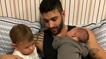 Andressa Suita flagra papai coruja, Gusttavo Lima, cuidando de Gabriel e Samuel juntos - Reprodução Instagram