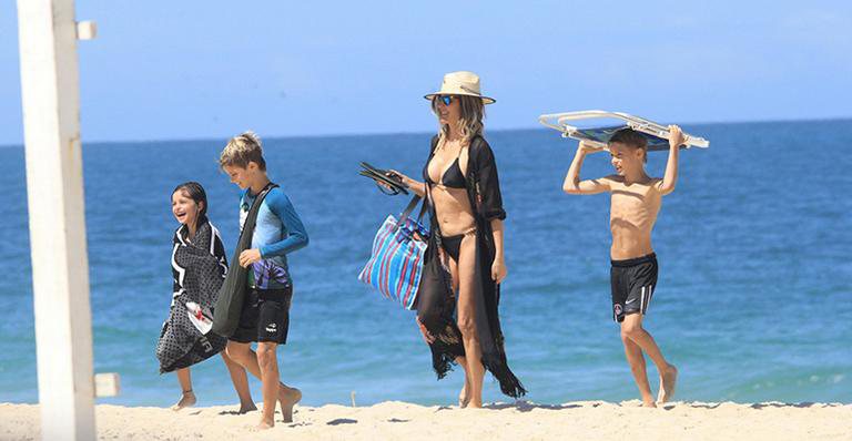 Fernanda Lima curte o dia na praia com os filhos gêmeos - JC Pereira / AgNews