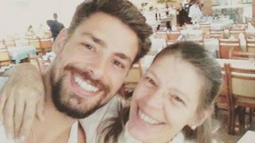 Mãe de Cauã Reymond derrete seguidores ao compartilhar foto dele e do irmão - Reprodução Instagram