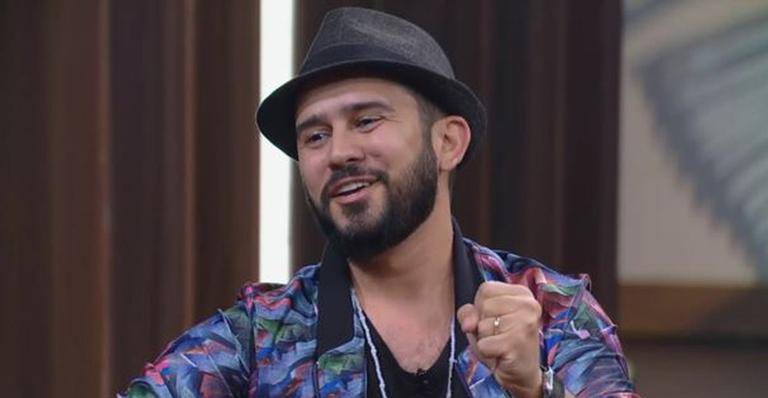 Sucesso no 'Encontro', Bráulio Bessa explica por que não tira o chapéu - TV Globo