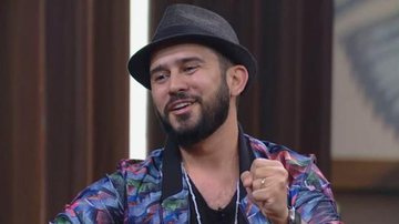 Sucesso no 'Encontro', Bráulio Bessa explica por que não tira o chapéu - TV Globo