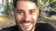 Evaristo Costa choca seguidores e surge com o cabelo roxo: "Dia de maldade" - Reprodução Instagram