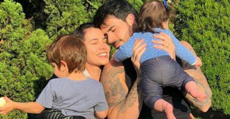 Adriana Sant'Anna e Rodrigão flagram filho mais velho dando banho na caçula - Reprodução Instagram
