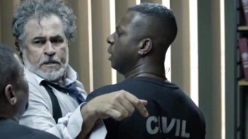 O policial esperneia mas vai parar atrás das grades - Divulgação / Globo