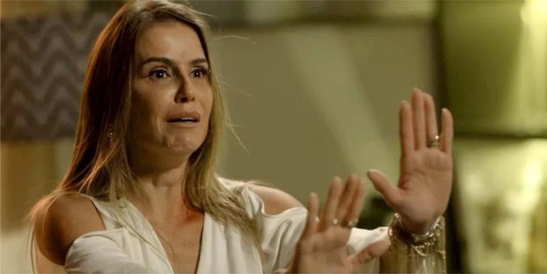 Karola entra em surto com mais uma merecida rasteira da vida - Divulgação Globo