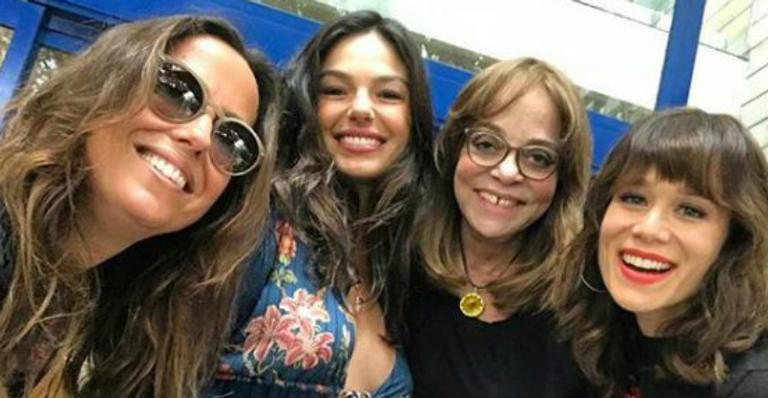 Na reta final de gestação, Isis Valverde faz visita a amigas e posa com Mariana Ximenes - Reprodução Instagram