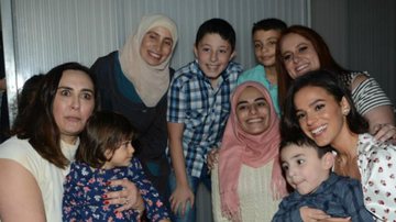 Bruna Marquezine se diverte com família refugiada durante evento - Reprodução Instagram