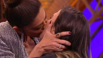 Juliana e Tatá se beijam durante programa - Reprodução/Multishow