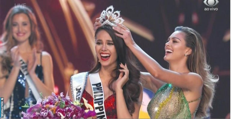 Catriona recebe a coroa de Demi-Leigh Nel-Peters, da África do Sul, a Miss Universo 2017 - Reprodução