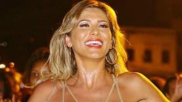 Lívia Andrade aposta em blusa 'tomara que caia' e quase mostra demais - Reprodução Instagram