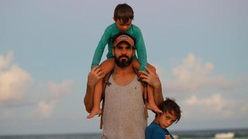 Juliano Cazarré e os filhos, Vicente e Inácio - Reprodução/Instagram
