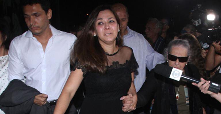 Veruska Seibel, mulher de Ricardo Boechat, chega aos prantos em velório: “Agora é nosso anjinho” - Brazil News