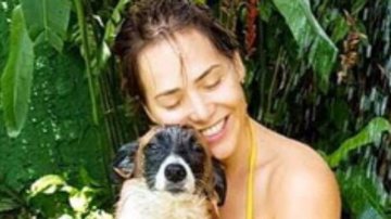 De biquíni, Letícia Colin dá banho em seu cachorrinho adotado e faz apelo - Reprodução / Instagram