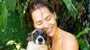 De biquíni, Letícia Colin dá banho em seu cachorrinho adotado e faz apelo - Reprodução / Instagram