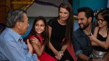 Luciano Camargo comemora aniversário das filhas, Helena e Isabella - Divulgação