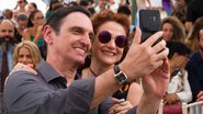 Jurandir e Milu tratam de fazer uma selfie para postar em seu Instagram - Divulgação Globo/César Alves