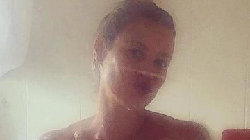 Luana Piovani surge totalmente nua em seu banheiro: ''Namorando comigo'' - Reprodução