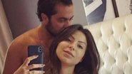 Nus, Thammy Miranda compartilha selfie coladinho com a esposa na cama: ''Paraíso na terra" - Reprodução / Instagram