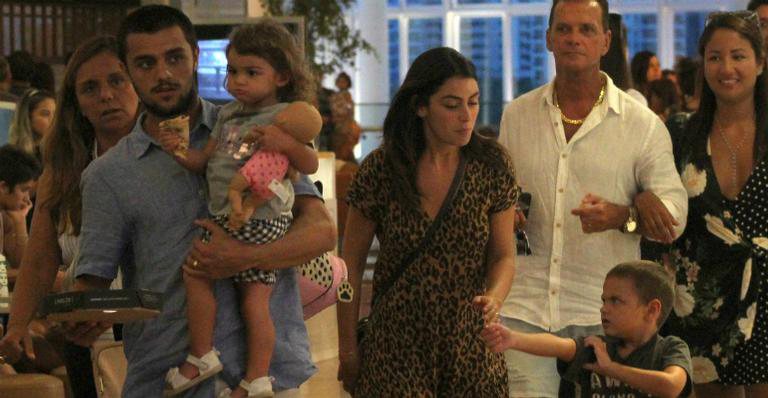 Felipe Simas leva a família completa para almoçar em shopping no Rio - Divulgação / AgNews