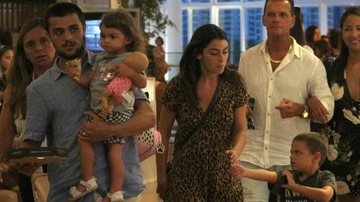 Felipe Simas leva a família completa para almoçar em shopping no Rio - Divulgação / AgNews