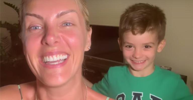 Ana Hickmann e o filho, Alexandre - Reprodução/YouTube