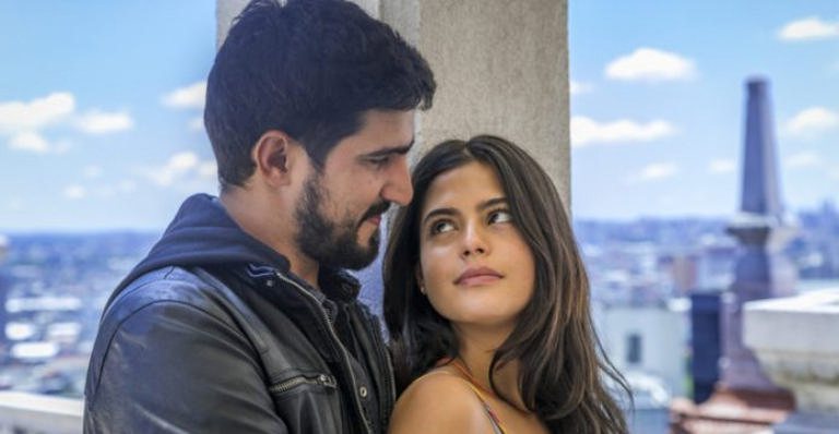 Renato Góes e Julia Dalavia - Divulgação Globo/Paulo Belote