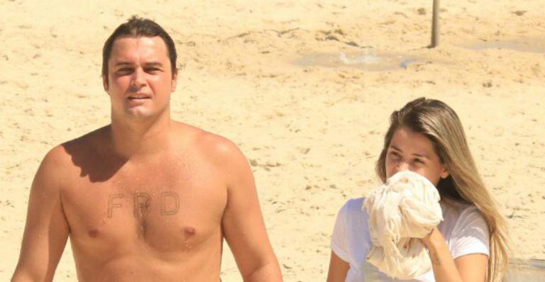 Felipe Dylon curte dia de praia e faz raríssima aparição com namorada - Divulgação / AgNews / JC Pereira