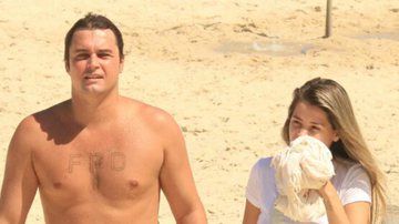 Felipe Dylon curte dia de praia e faz raríssima aparição com namorada - Divulgação / AgNews / JC Pereira