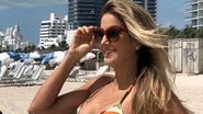 Em Miami, Ticiane Pinheiro surge de biquíni e exibe barrigão - Reprodução