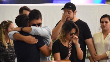 Familiares desolados no velório de Gabriel Diniz - Steven Ellison/Brazil News