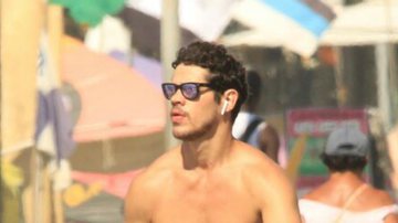 José Loreto pedala por Copacabana sem camisa e boa forma impressiona - Divulgação / AgNews