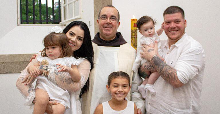 Ferrugem e a família no batizado da filha caçula - Jaqueline Borges