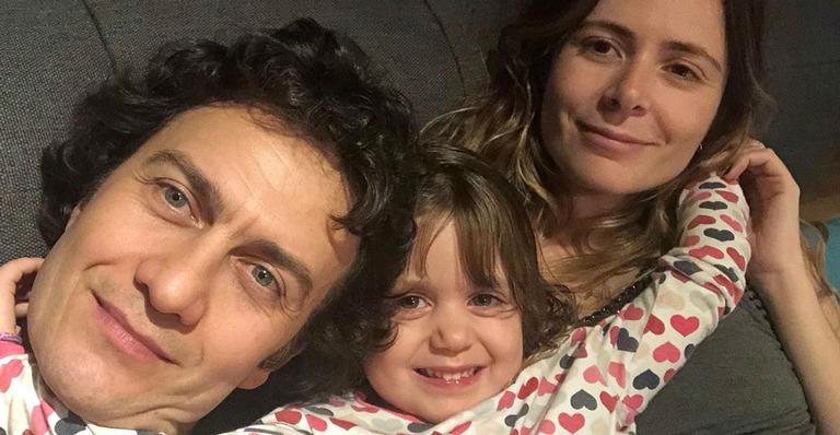 Gabriel Braga Nunes, a filha Maria, e a mulher Isabel Nascimento - Reprodução/Instagram