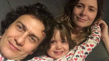 Gabriel Braga Nunes, a filha Maria, e a mulher Isabel Nascimento - Reprodução/Instagram