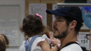 José Loreto passeia com a filha - AgNews
