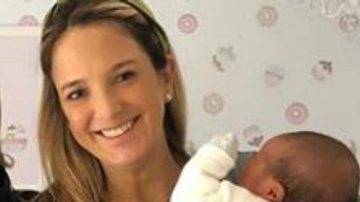Ao lado da mãe, Tici Pinheiro revela parte do rostinho da bebê - Reprodução / Instagram