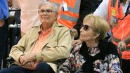 Tarcísio Meira e Gloria Menezes desembarcam com a ajuda de cadeira de rodas - Audrey Assed/AgNews