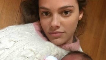 Laura Neiva posa com bebê recém-nascido e confunde fãs - Reprodução / Instagram