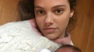 Laura Neiva posa com bebê recém-nascido e confunde fãs - Reprodução / Instagram