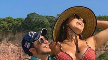 Thammy Miranda dá beijão no barrigão da esposa - Reprodução / Instagram
