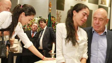 Daniela Albuquerque chora no velório do cantor Roberto Leal - Brazil News